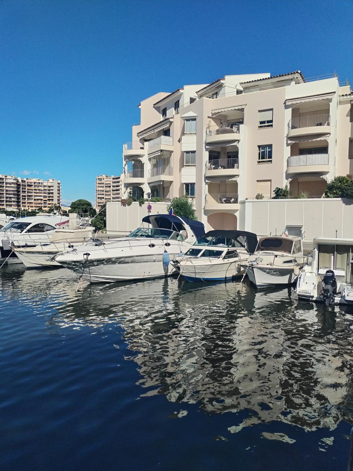 T2 Ile Cannes Marina *